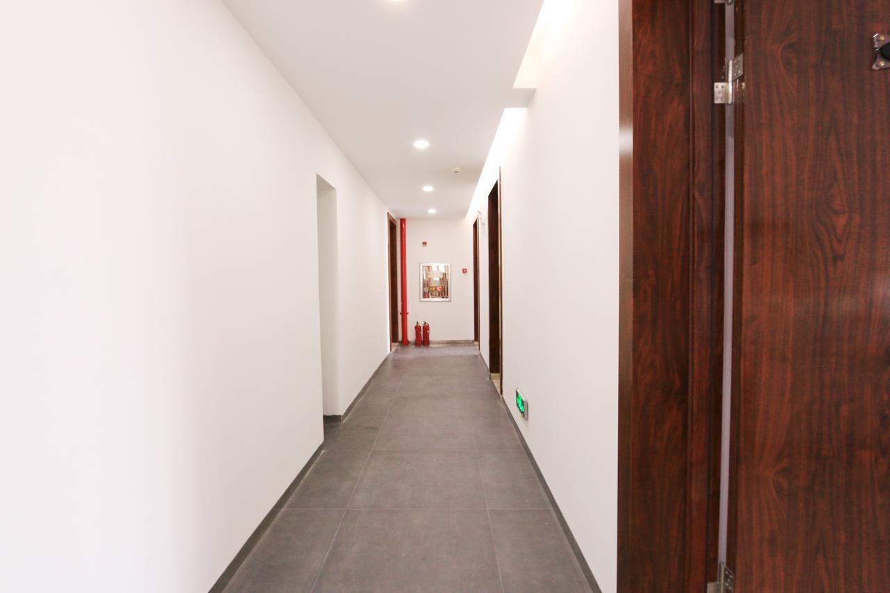 Eastland Hotel & Apartment Phnom Penh Exteriör bild