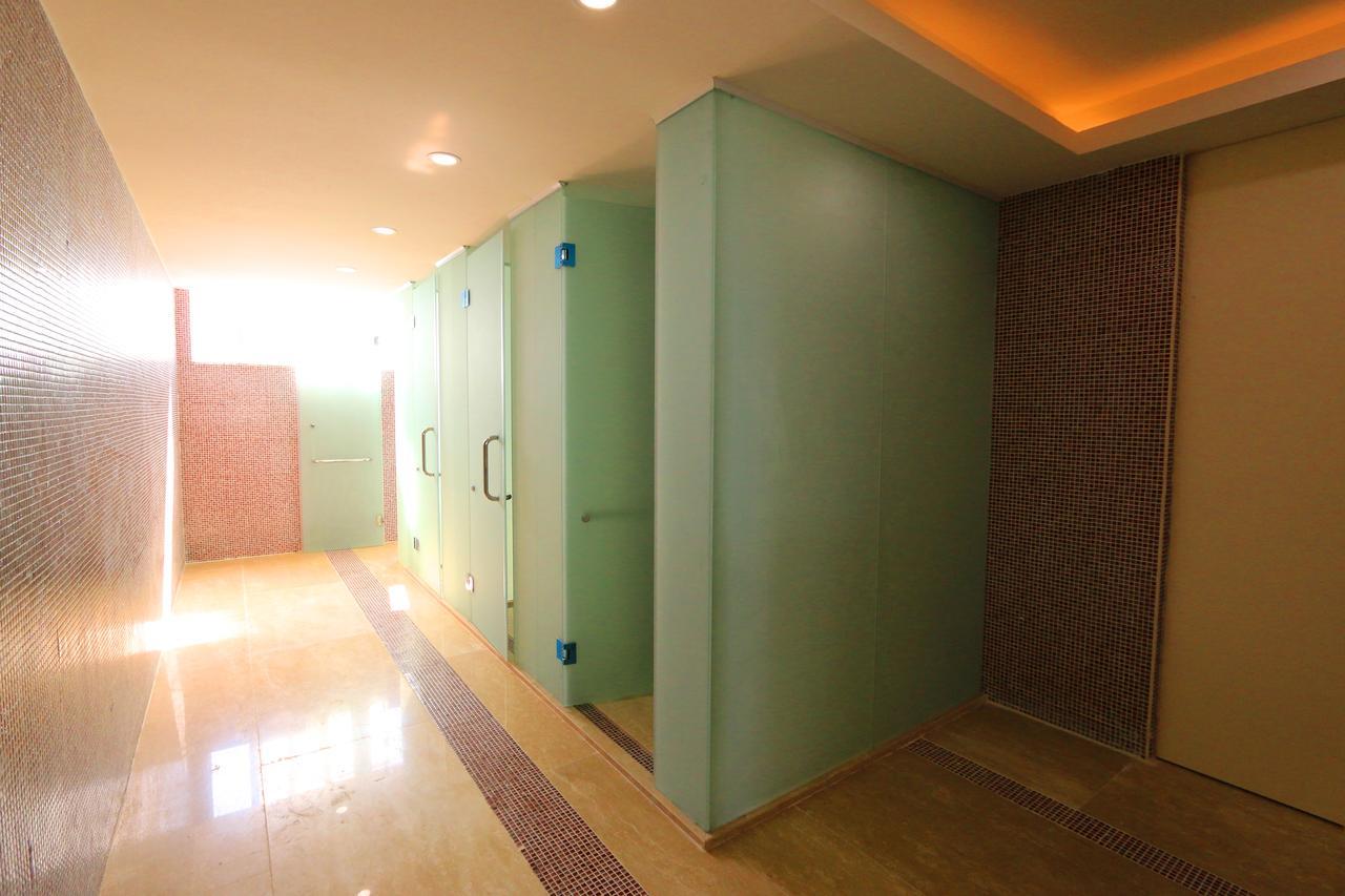 Eastland Hotel & Apartment Phnom Penh Exteriör bild