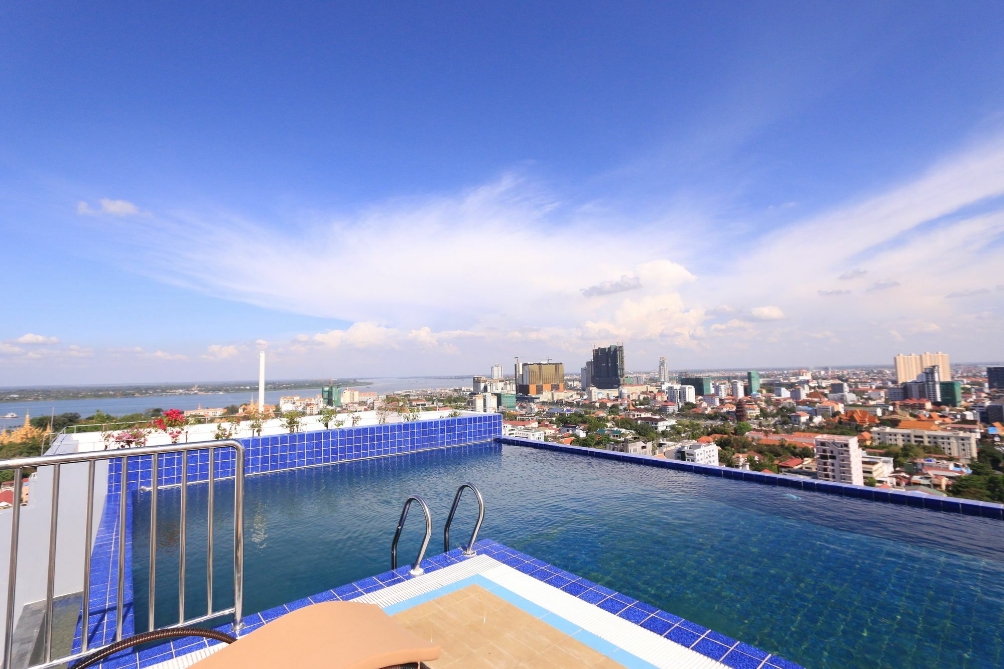 Eastland Hotel & Apartment Phnom Penh Exteriör bild