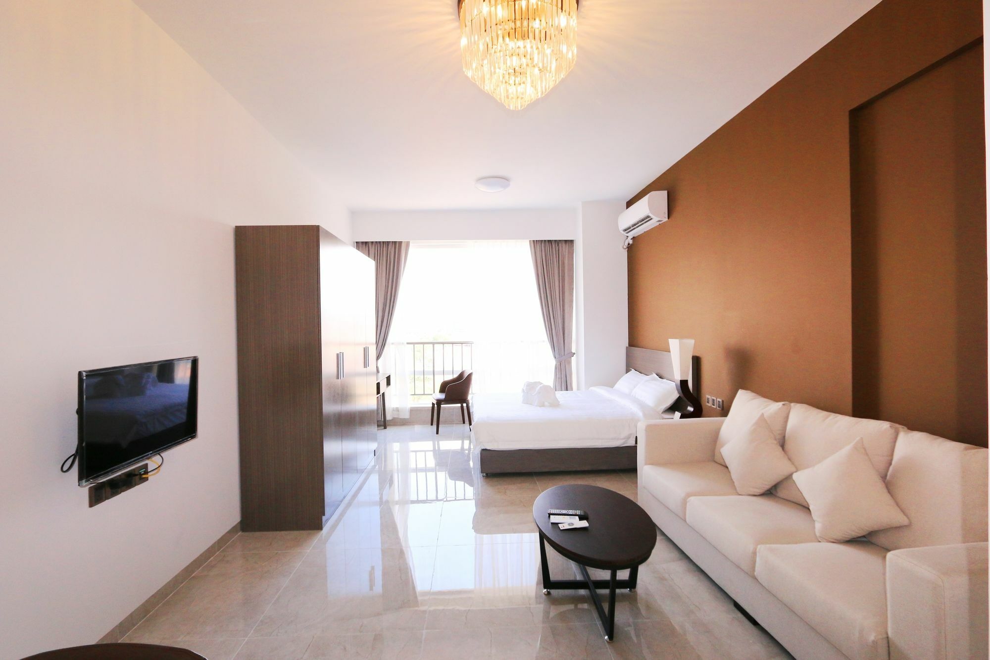 Eastland Hotel & Apartment Phnom Penh Exteriör bild