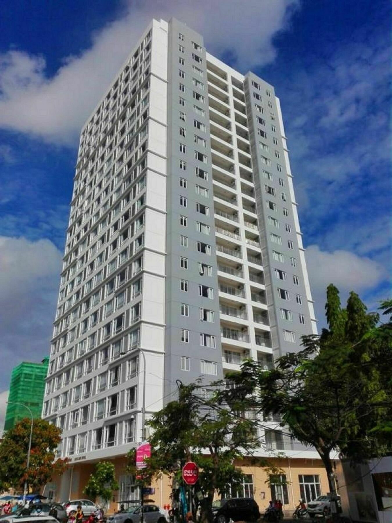 Eastland Hotel & Apartment Phnom Penh Exteriör bild