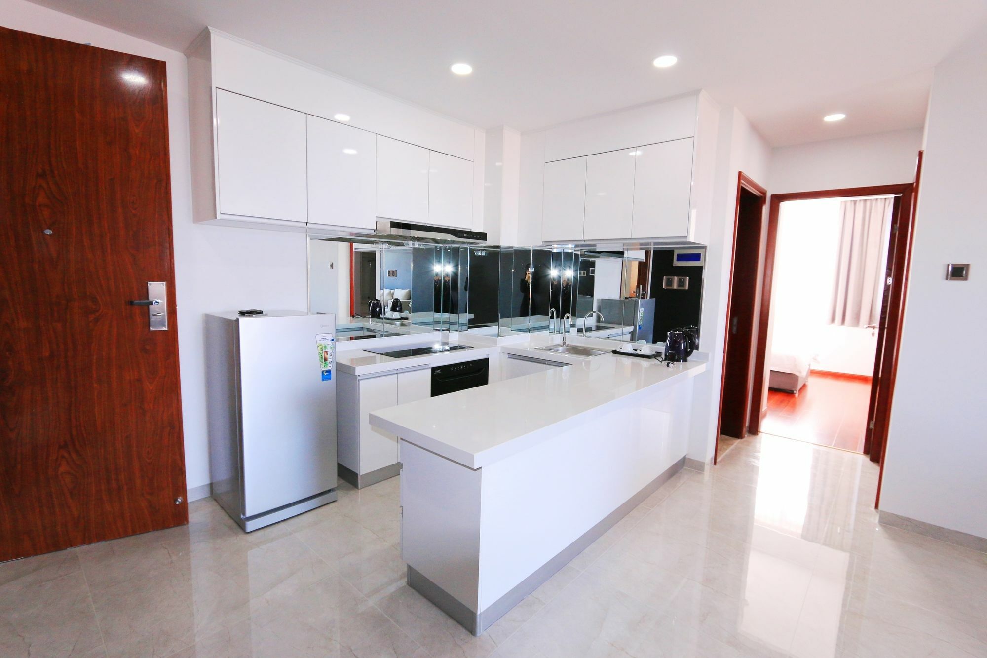 Eastland Hotel & Apartment Phnom Penh Exteriör bild