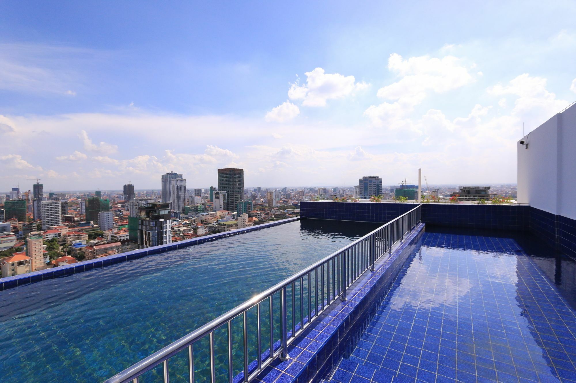 Eastland Hotel & Apartment Phnom Penh Exteriör bild