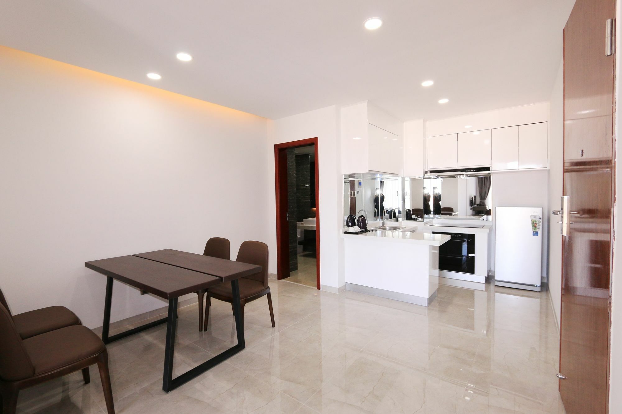 Eastland Hotel & Apartment Phnom Penh Exteriör bild