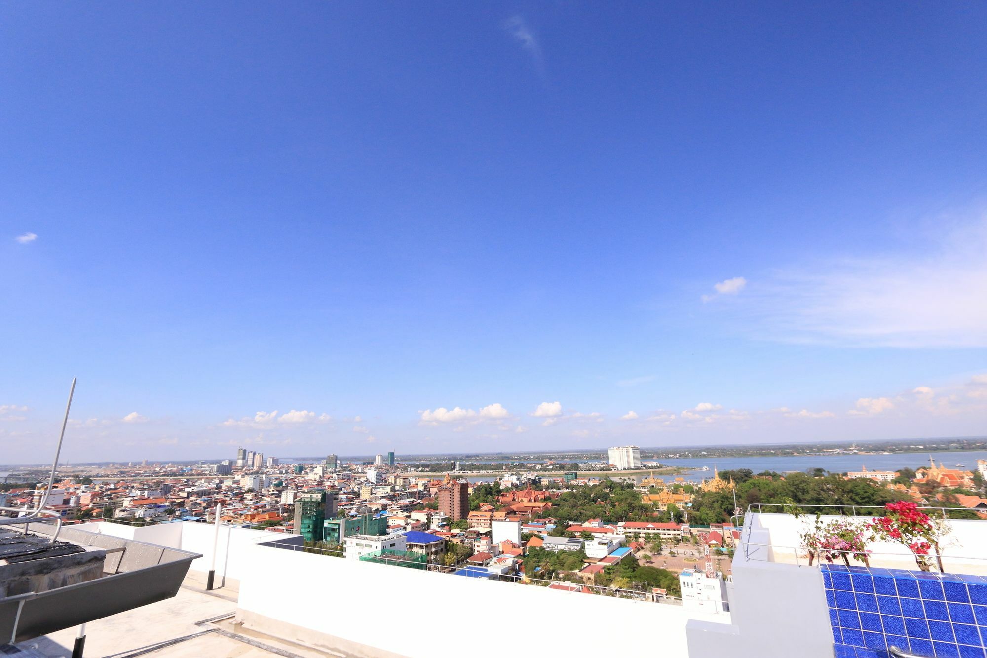 Eastland Hotel & Apartment Phnom Penh Exteriör bild