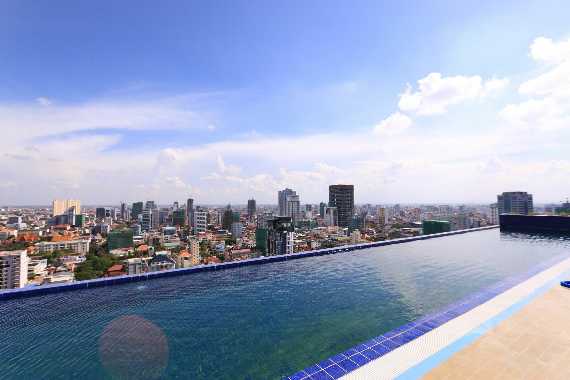 Eastland Hotel & Apartment Phnom Penh Exteriör bild