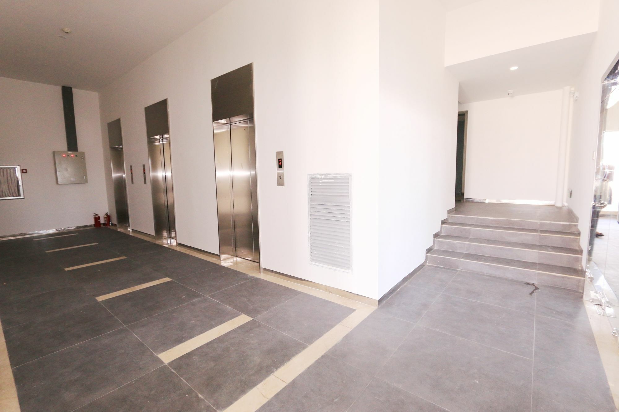 Eastland Hotel & Apartment Phnom Penh Exteriör bild