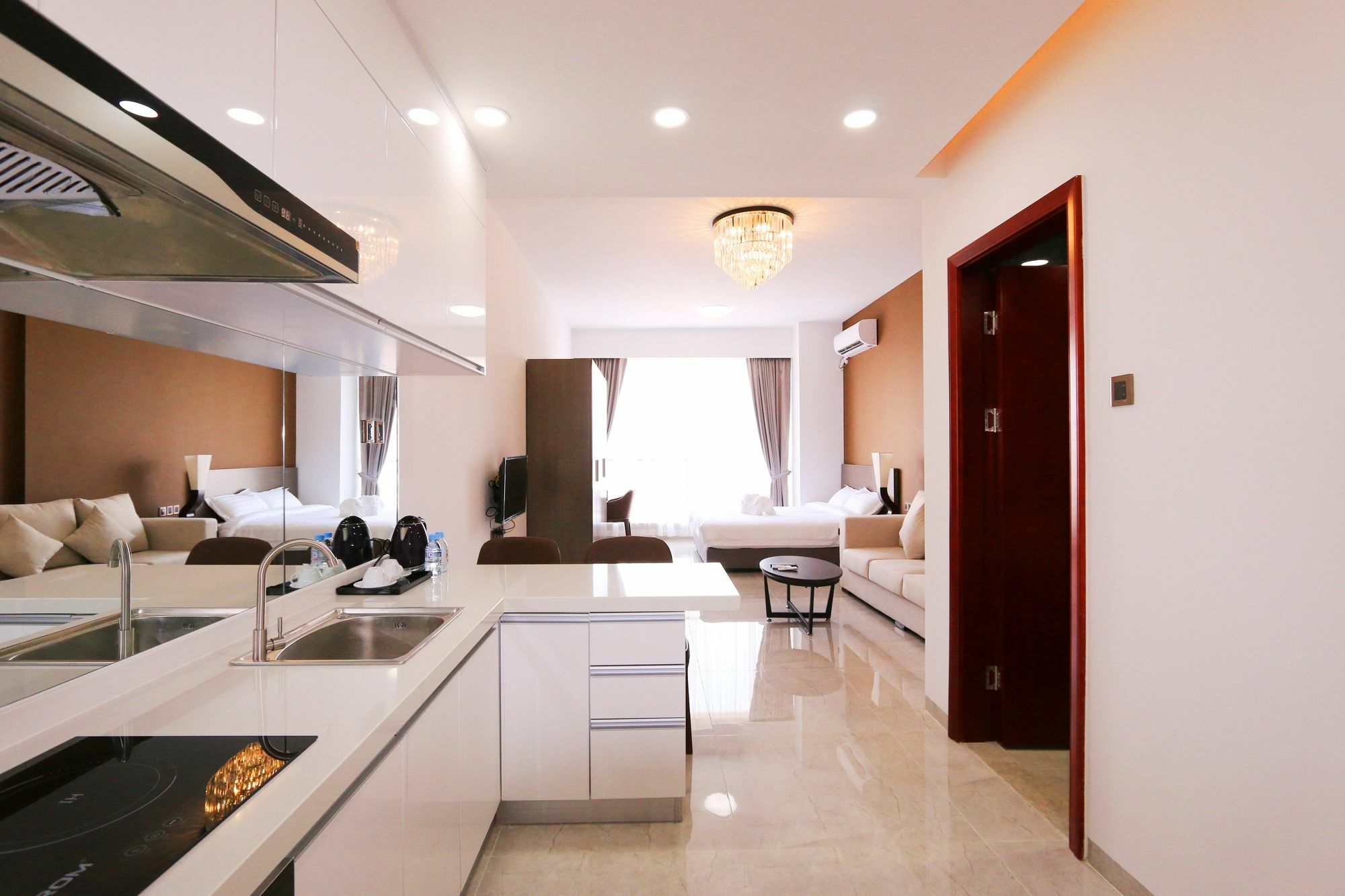Eastland Hotel & Apartment Phnom Penh Exteriör bild