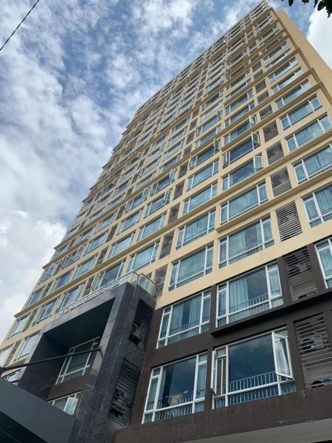 Eastland Hotel & Apartment Phnom Penh Exteriör bild