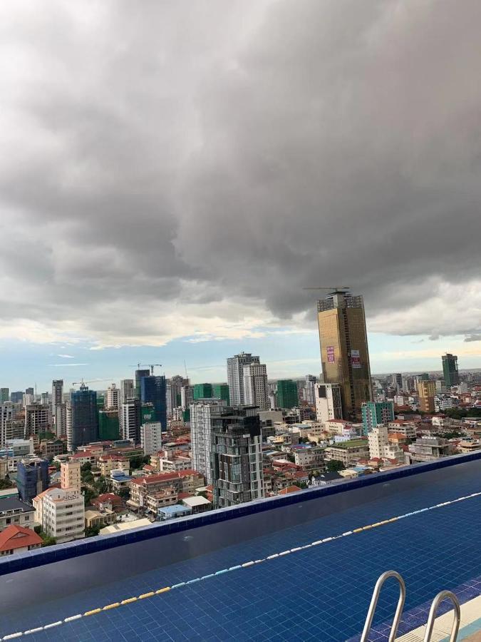 Eastland Hotel & Apartment Phnom Penh Exteriör bild