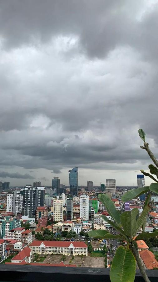 Eastland Hotel & Apartment Phnom Penh Exteriör bild