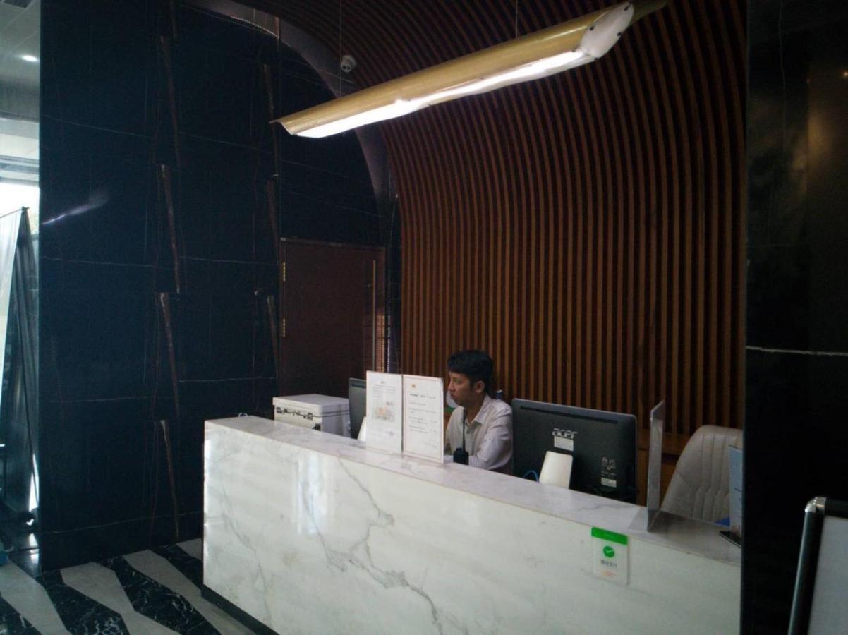 Eastland Hotel & Apartment Phnom Penh Exteriör bild