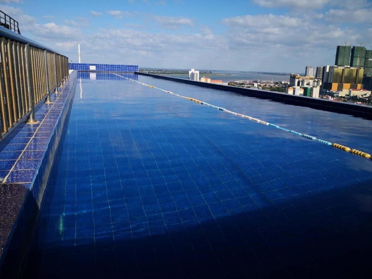 Eastland Hotel & Apartment Phnom Penh Exteriör bild